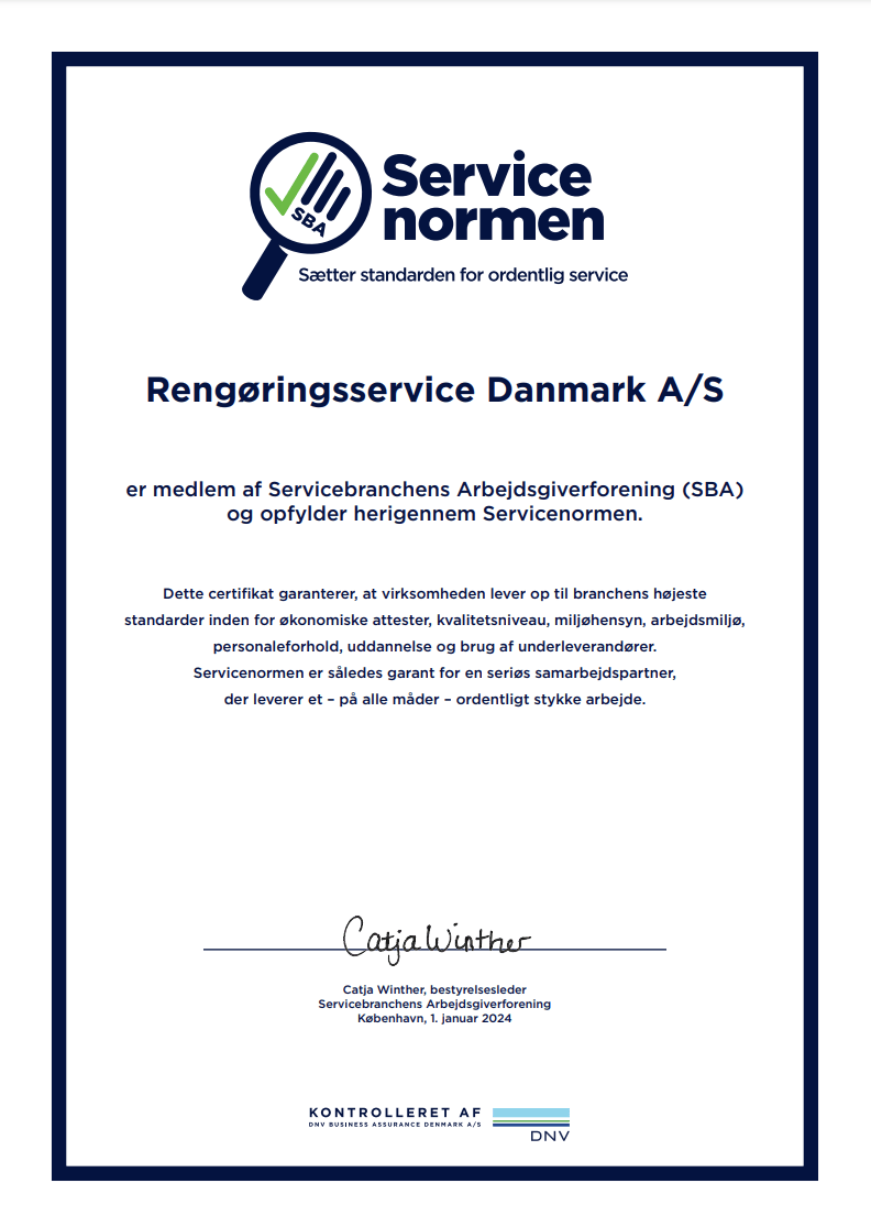 Vi opfylder Servicenormen.